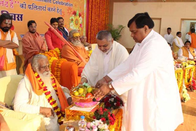 All Pujya Saints were welcomed and honoured with Garland, Shawl, Shriphal, Sweets, Fruits and Gifts by Brahmachari Shri Girish Ji and Shri Ajay Prakash Shrivastava Ji during Maharishi Birth Centenary Year Fulfillment Celebration Bhopal 