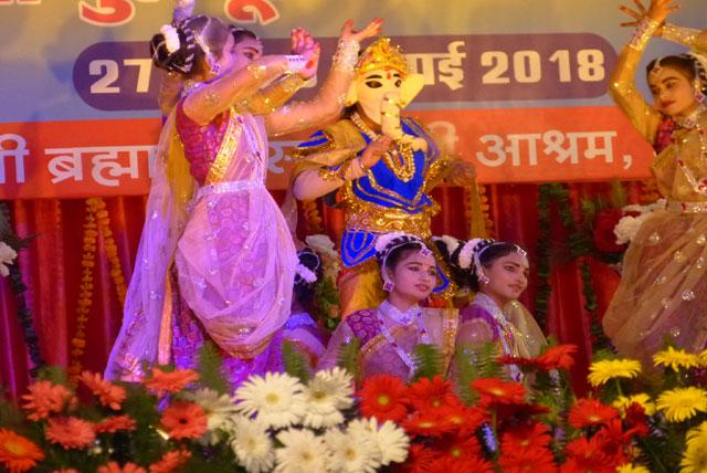 Lavani group dance was performed by students of Maharishi Vidya Mandir Bhandara on second day of Guru Purnima Celebration.
