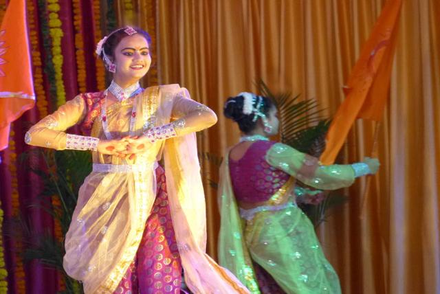 Lavani group dance was performed by students of Maharishi Vidya Mandir Bhandara on second day of Guru Purnima Celebration.