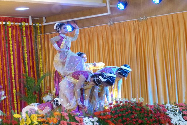 Lavani group dance was performed by students of Maharishi Vidya Mandir Bhandara on second day of Guru Purnima Celebration.