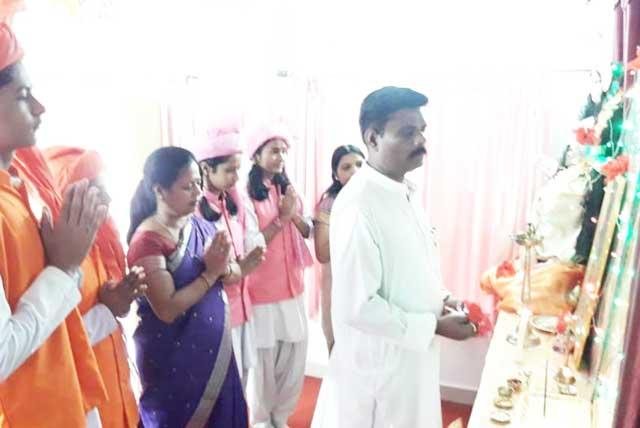 With pious and glorious blessings of His Holiness Maharishi Mahesh Yogi ji and under the worthy guidance and protection of Hon'ble Chairman Brahmachari Guirish Chandra Verma Ji, Maharishi Vidya Mandir Shahdol celebrated World Peace Day on 21st Sep. 2019 under the banner of World Peace Movement.

The programme commenced with welcoming of guest and floral greetings. It was followed by Gurupuja & lighting of lamp, invoking the blessings of Gurudev for peace & harmony in our country.

Inspirational speech was delivered by Principal Dr. Bhawana Tiwari. She introduced ws delivered by Principal Dr. Bhawana Tiwari She introuduced Maharishi World Peace Movement, SDM and SPM and programme to the gathering. Everyone participated in Transidental meditation. Mrs Bharti Sen & Mr. Satish Sen mediation teachers guest of the day explained the role of mediation in disseminating peace.