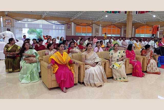 121 Maharishi Vedic Pundits have performed Maharudrabhishek at Gurudev Brahmanand Saraswati Ashram Bhopal. 70 principals of Maharishi Vidya Mandir Schools have also attended and enjoyed divine chanting.