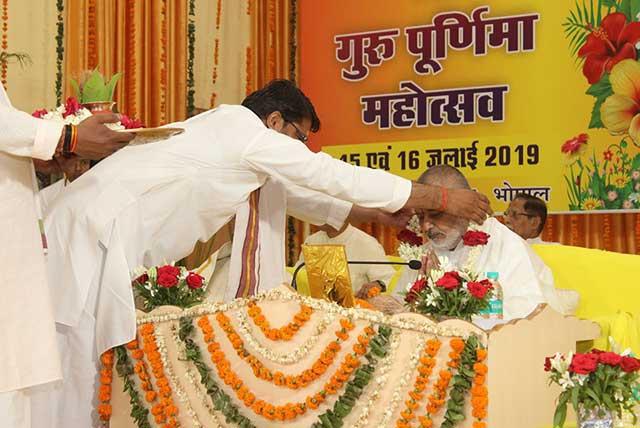 Brahmachari Girish Ji has presided over the celebration and started the celebration with Guru Parampara Pujan followed by Vedic Chanting. Vedic Pundits have garlanded Brahmachari Ji and Rajvaidya Shri Balendu Shekhar Dwivedi Ji has presented him Poorna Kumbh.