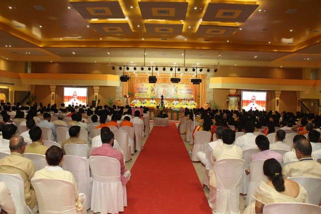 Guru Purnima was celebrated in grand way at Maharishi Mangalam Auditorium, Maharishi Vidya Mandir School campus, Hoshangabad Road, Bhopal on 16 July 2017.
