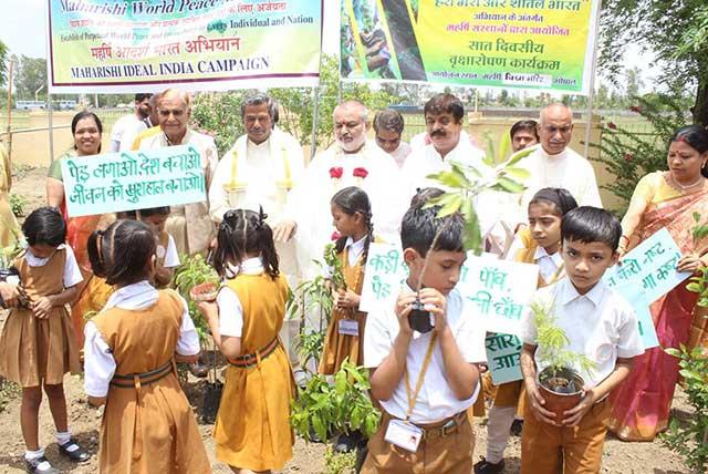 Guru Purnima was celebrated in grand way at Maharishi Mangalam Auditorium, Maharishi Vidya Mandir School campus, Hoshangabad Road, Bhopal on 16 July 2017.