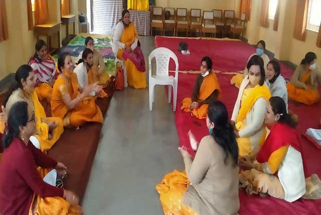 Sahasrasheersha Devi Mandal, female wing of Maharishi World Peace Movement celebrated Vasant Panchami at Maharishi Vidya Mandir, Ayodhya Nagar, Bhopal today with various activities.<br/>
Celebration started with the Guru Pujan followed by Saraswati Pooja and Group meditation. Smt.Suman Yadav, Secretary, Ayodya Nagar, Bhopal welcomed everyone present there.<br/>
On this occasion, Smt. Arya Nandkumar, National Secretary - Communication in her address briefed about Vasant Panchami and the importance of Saraswati Pooja. She further added that this day is auspicious for Sikhs due to the marriage of their Guru taken place on Vasant Panchami day. So there is no need to see any muhurth etc for doing any noble things. Smt.Suman Yadav, Principal, Maharishi Vidya Mandir, Ayodhya Nagar, Bhopal in her speech conveyed that Goddess Saraswati, the Goddess of knowledge and music is worshipped on the day of Vasant Panchami. We all should worship Saraswati Ji regularly so that we can get continuous knowledge. There were games namely