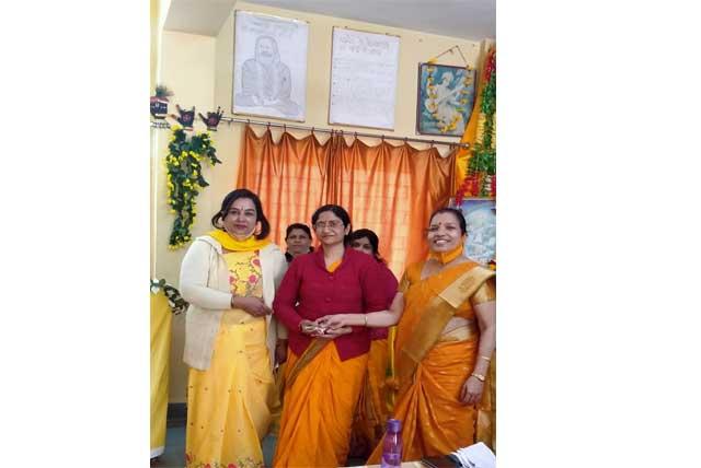 Sahasrasheersha Devi Mandal, female wing of Maharishi World Peace Movement celebrated Vasant Panchami at Maharishi Vidya Mandir, Ayodhya Nagar, Bhopal today with various activities.<br/>
Celebration started with the Guru Pujan followed by Saraswati Pooja and Group meditation. Smt.Suman Yadav, Secretary, Ayodya Nagar, Bhopal welcomed everyone present there.<br/>
On this occasion, Smt. Arya Nandkumar, National Secretary - Communication in her address briefed about Vasant Panchami and the importance of Saraswati Pooja. She further added that this day is auspicious for Sikhs due to the marriage of their Guru taken place on Vasant Panchami day. So there is no need to see any muhurth etc for doing any noble things. Smt.Suman Yadav, Principal, Maharishi Vidya Mandir, Ayodhya Nagar, Bhopal in her speech conveyed that Goddess Saraswati, the Goddess of knowledge and music is worshipped on the day of Vasant Panchami. We all should worship Saraswati Ji regularly so that we can get continuous knowledge. There were games namely