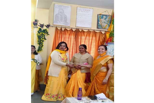 Sahasrasheersha Devi Mandal, female wing of Maharishi World Peace Movement celebrated Vasant Panchami at Maharishi Vidya Mandir, Ayodhya Nagar, Bhopal today with various activities.<br/>


Celebration started with the Guru Pujan followed by Saraswati Pooja and Group meditation. Smt.Suman Yadav, Secretary, Ayodya Nagar, Bhopal welcomed everyone present there.<br/>


On this occasion, Smt. Arya Nandkumar, National Secretary - Communication in her address briefed about Vasant Panchami and the importance of Saraswati Pooja. She further added that this day is auspicious for Sikhs due to the marriage of their Guru taken place on Vasant Panchami day. So there is no need to see any muhurth etc for doing any noble things. Smt.Suman Yadav, Principal, Maharishi Vidya Mandir, Ayodhya Nagar, Bhopal in her speech conveyed that Goddess Saraswati, the Goddess of knowledge and music is worshipped on the day of Vasant Panchami. We all should worship Saraswati Ji regularly so that we can get continuous knowledge. There were games namely