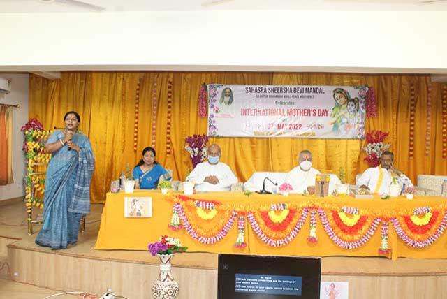 Smt Breez Tripathi addressing the audience on the occasion of celebration of International Mother's Day organised by Sahasra Sheersha Devi Mandal (unit of Maharishi World Peace Movement) at Maharishi Vedic Sanskritik Kendra Bhopal.