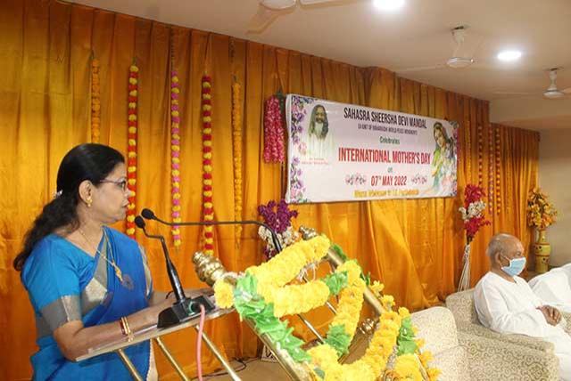 Smt Reeta Prakasham addressing the audience on the occasion of celebration of International Mother's Day organised by Sahasra Sheersha Devi Mandal (unit of Maharishi World Peace Movement) at Maharishi Vedic Sanskritik Kendra Bhopal.