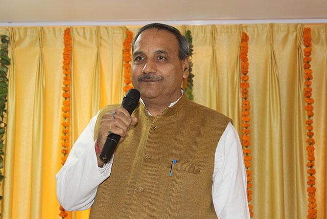 Shri Thage ji addressing  the audience on Maharishi Institute of Skill Development and Training (MISDT).