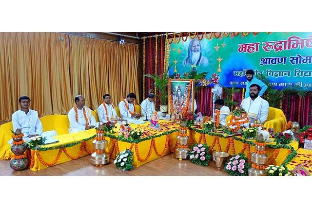 121 Maharishi Vedic Pundits have performed Maharudrabhishek at Gurudev Brahmanand Saraswati Ashram Bhopal. 70 principals of Maharishi Vidya Mandir Schools have also attended and enjoyed divine chanting.