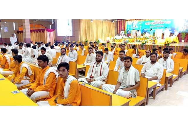 121 Maharishi Vedic Pundits have performed Maharudrabhishek at Gurudev Brahmanand Saraswati Ashram Bhopal. 70 principals of Maharishi Vidya Mandir Schools have also attended and enjoyed divine chanting.