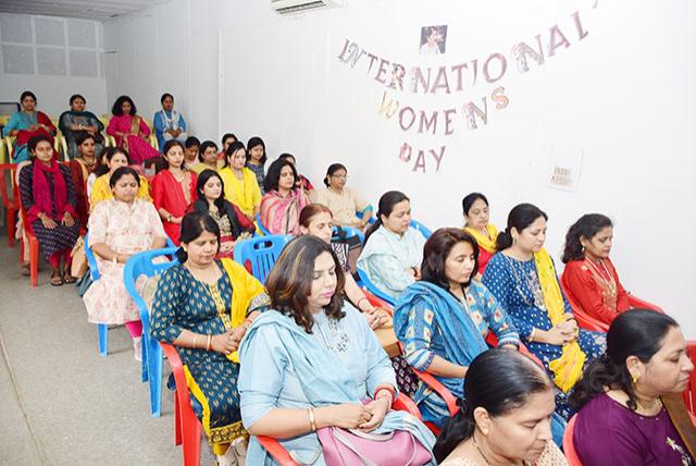 Sahasrasheersha Devi Mandal, female wing of Maharishi World Peace Movement celebrated International Women's Day as ''A Tribute to Bharat Ratna Sushri Lata Mangeshkar Ji'' at Indira Gandhi Rashtriya Manav Sangrahalaya, Bhopal on 8th March 2022. 
Brahmachari Girish Ji, Hon'ble Chairman, MVM Schools Group congratulated all the women on this occasion of International Women's Day. He appreciated all the members of SDM for their continuous social work and efforts. 
