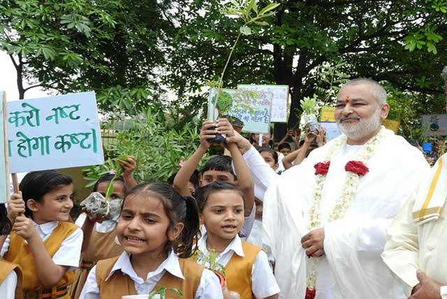 Brahmachari Girish Ji and Prof. Bhuvnesh Sharma Ji have enjoyed the plantation with students and inspired them to do large scale plantation for their own benefit and for the healthy atmosphere.