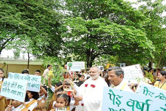 Brahmachari Girish Ji and Prof. Bhuvnesh Sharma Ji have enjoyed the plantation with students and inspired them to do large scale plantation for their own benefit and for the healthy atmosphere.