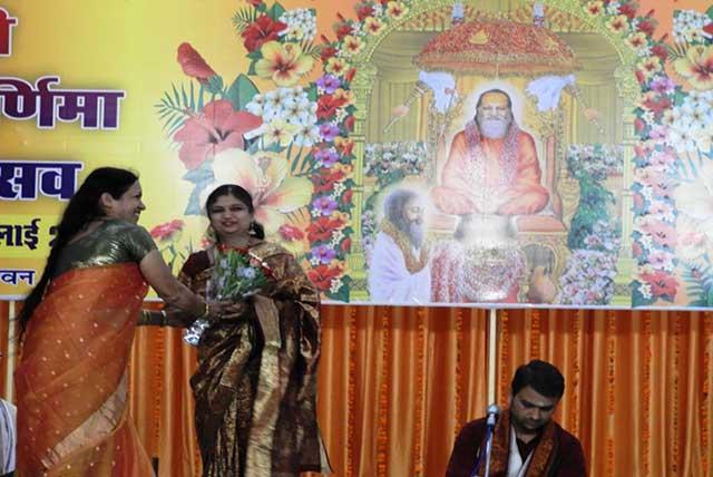 A bhajan sandhya was presented by the invited artists, Shri Anand Deshmukh and Srimati Aditi Anand Deshmukh of Nagpur Maharashtra. They mesmerized the audiences with their presentation and made the whole atmosphere echoed with ceaseless clapping. They were honoured with shawl, shrifal and bouquet by Shri Laxmikant Ji Deputy Director M.V.M Schools group & Mrs.Arya Nandkumar, National Communication Secretary, Maharishi Global Peace Movement.