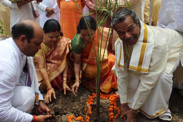 Guru Purnima was celebrated in grand way at Maharishi Mangalam Auditorium, Maharishi Vidya Mandir School campus, Hoshangabad Road, Bhopal on 16 July 2019. Plantation was rganized after the first session of the celebration. All dignitaries, faculty, teachers and students have planted arieties of the trees. Young students have narrated many beautiful slogans and were also holding the same with saplings.