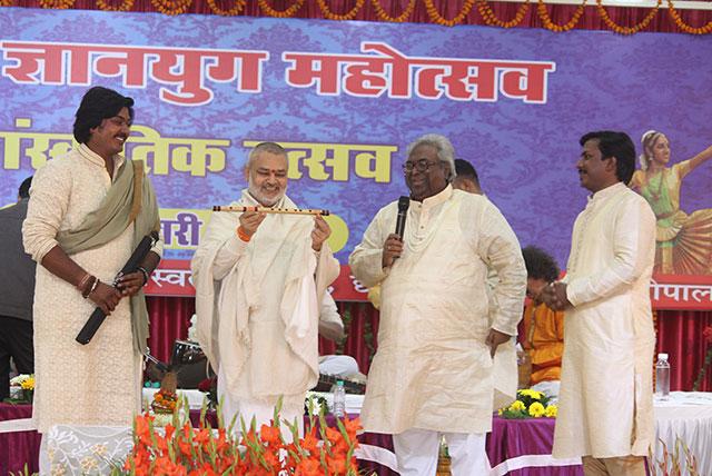 Pundit Amarnath Ji is presenting flute to Brahmachari Girish Ji during Sanskriti Diwas Celebration 2019.