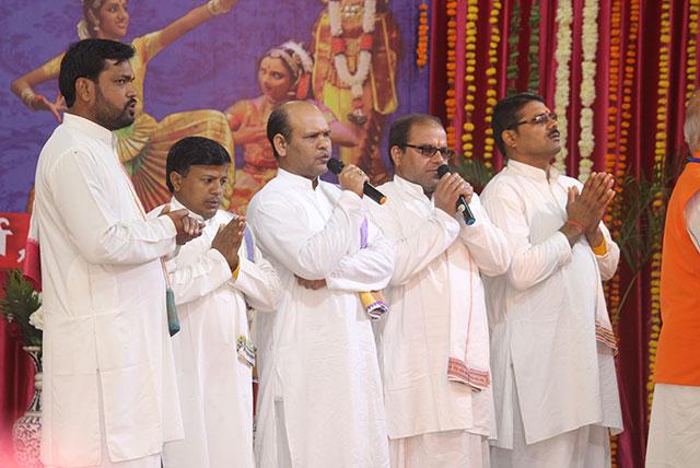 Pundits presenting Vedic Chanting on Maharishi Gyan Yug Diwas Celebration 2019.