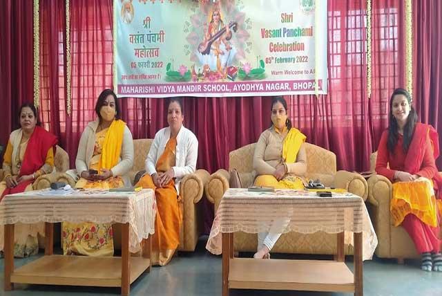 Sahasrasheersha Devi Mandal, female wing of Maharishi World Peace Movement celebrated Vasant Panchami at Maharishi Vidya Mandir, Ayodhya Nagar,  Bhopal today with various activities.<br/>
Celebration started with the Guru Pujan followed by Saraswati Pooja and Group meditation. Smt.Suman Yadav, Secretary, Ayodya Nagar, Bhopal welcomed everyone present there.<br/>
On this occasion, Smt. Arya Nandkumar, National Secretary - Communication in her address briefed about Vasant Panchami and the importance of Saraswati Pooja. She further added that this day is auspicious for Sikhs due to the marriage of their Guru taken place on Vasant Panchami day. So there is no need to see any muhurth etc for doing any noble things. Smt.Suman Yadav, Principal, Maharishi Vidya Mandir, Ayodhya Nagar, Bhopal in her speech conveyed that Goddess Saraswati, the Goddess of knowledge and music is worshipped on the day of Vasant Panchami. We all should worship Saraswati Ji regularly so that we can get continuous knowledge. There were games namely 